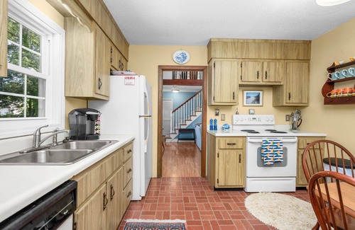 Centerville House | Relax at Centerville Pines 1 Mile to Beach, Linens & More