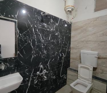 Indore Apartment | Relax at Green Hut Couple Friendly