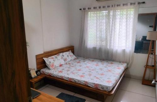 Indore Apartment | Relax at Green Hut Couple Friendly