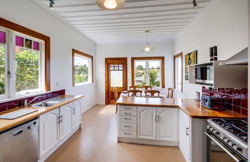 Hospital Hill House | Relax At Poolside - Napier Holiday Home