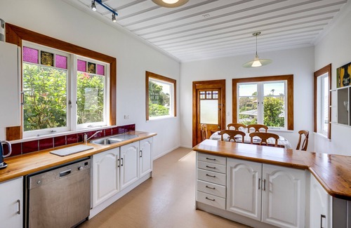 Hospital Hill House | Relax At Poolside - Napier Holiday Home