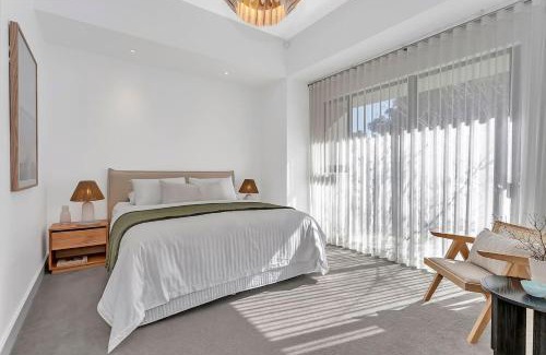Glenelg North House | Relax at Ronnie's - Coastal Elegance near the Beach