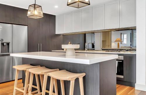 Glenelg North House | Relax at Ronnie's - Coastal Elegance near the Beach