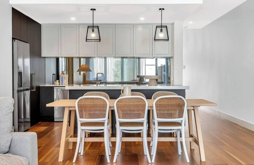 Glenelg North House | Relax at Ronnies Coastal Elegance near the Beach