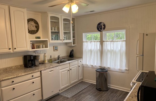 Coinjock House | Relax at this beautiful Historic Intracoastal Waterlily Cottage + Game Room
