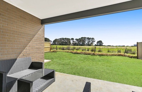 Torquay House | Relax at Torquay Dunes: Shops and Beaches Nearby