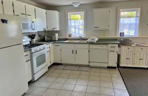 Crystal Beach House | Relax by "The Water's Edge" & enjoy amazing views and year round fun! 3BR/1BA