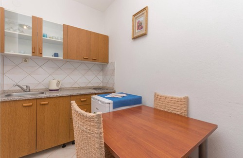 Gornji Karin Apartment | Relax from everyday stress in one of these cozy and practically furnished vacation apartments in Kar