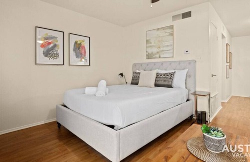 Hyde Park Apartment | Relax in Hyde Park! Parking + Great Location + Tub
