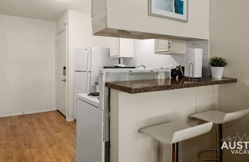 Hyde Park Apartment | Relax in Hyde Park! Parking + Great Location + Tub