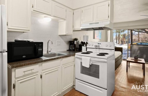 Hyde Park Apartment | Relax in Hyde Park! Parking + Great Location + Tub