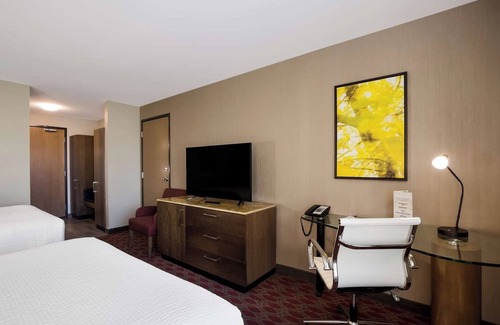 Calgary Hotel | Relax in Style: 4 Spacious Rooms, Indoor Swimming Pool and Free Shuttle