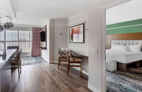 Las Vegas Strip Resort | Relax in Style Just Off the Strip – Elegant 2-Bd Lock-Off at Flamingo by Hilton