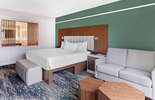 Las Vegas Strip Resort | Relax in Style Just Off the Strip – Elegant 2-Bd Lock-Off at Flamingo by Hilton