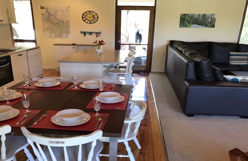 Taylor Bay House | Relax In Taylor Bay Lake Eildon