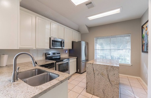 The Woodlands House | Relax in this amazing house in the Woodlands, village of Alden Bridge.