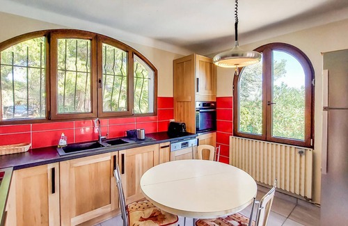 Bouzigues House | Relax in this vacation home surrounded by pine forests and a wonderful view of the Etang de Thau.