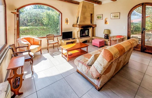 Bouzigues House | Relax in this vacation home surrounded by pine forests and a wonderful view of the Etang de Thau.