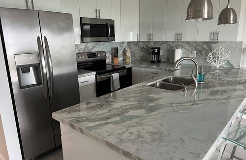 Monroe County Condo | Relax in your one bedroom Oceanfront Suite in Tavernier FL. Florida Keys.