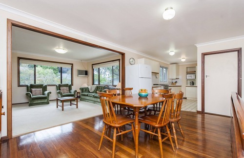 Guilderton House | Relax Moore - Walking distance to Beach.