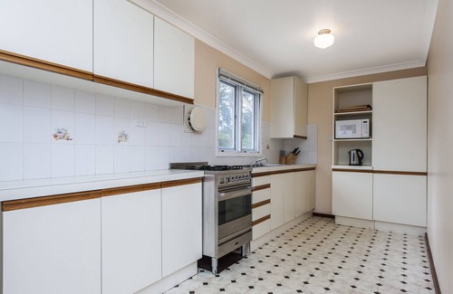 Guilderton House | Relax Moore - Walking distance to Beach.