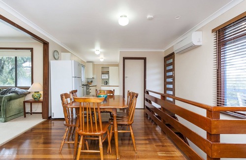 Guilderton House | Relax Moore - Walking distance to Beach.