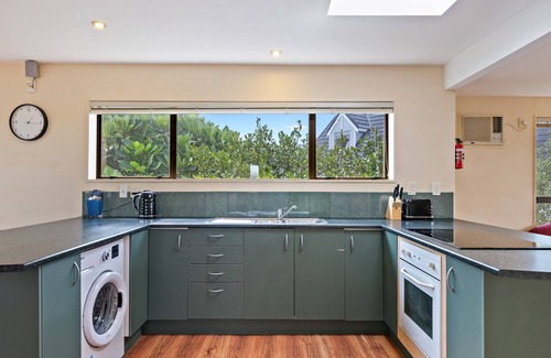 Kapiti Coast House | Relax on Queens - Waikanae Beach Holiday Home