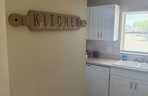Port Charlotte House | Relax & Play: Hideaway w/Ping Pong + Beaches Nearby