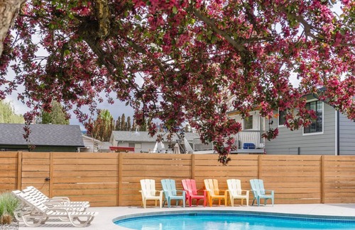 South Pandosy House | Relax, Sip & Stay: Pool, Hot Tub, Bar, Close to DT