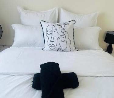 Trawal House | Relaxa Sleep & Go - Self Catering Accommodation