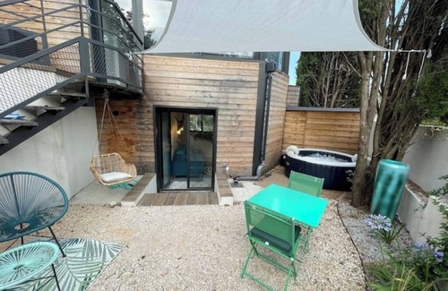 Saint-Martin-de-Londres Apartment | Relaxation bubble with Jacuzzi