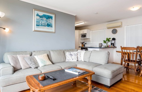 Wynnum Apartment | Relaxed Bayside Living Sleeps 4