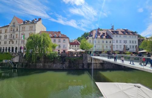 Ljubljana Old Town Apartment | Relaxed escape in the old town - App Sviti Tour As