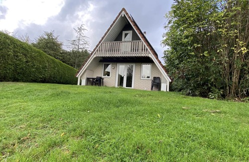 De Meene House | Relaxen in Mooi Vakantiehuis aan Visvijver! Huisdieren Welkom