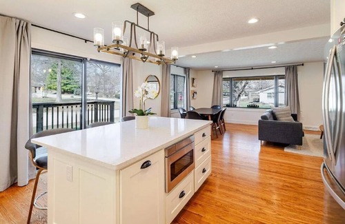 Bloomington House | - Relaxin on Maxwell -