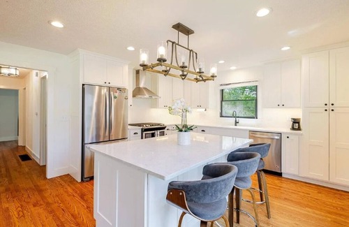 Bloomington House | - Relaxin on Maxwell -