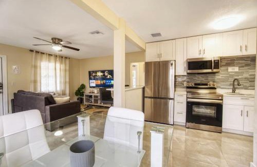 Central Fort Lauderdale Apartment | Relaxing 3 Bedroom House-Close to Beaches and Airport!