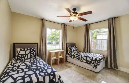 Central Fort Lauderdale Apartment | Relaxing 3 Bedroom House-Close to Beaches and Airport!