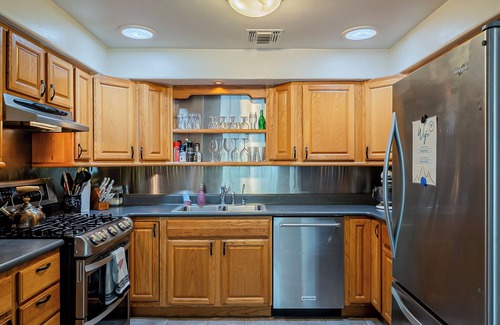Blenman-Elm House | Relaxing 3BD/2BA Near UofA w/BBQ, Koi Pond, Zen Garden - Low Summer Rates! 🪷