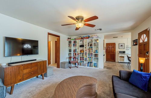 Blenman-Elm House | Relaxing 3BD/2BA Near UofA w/BBQ, Koi Pond, Zen Garden - Low Summer Rates! 🪷