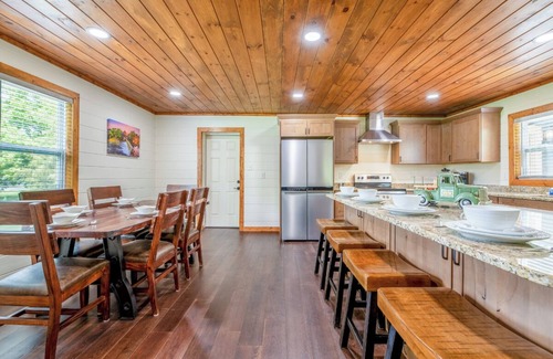 Pigeon Forge House | Relaxing 3BD Creekfront Home w/Firepit! Near TOWN