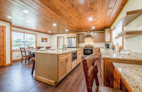 Pigeon Forge House | Relaxing 3BD Creekfront Home w/Firepit! Near TOWN