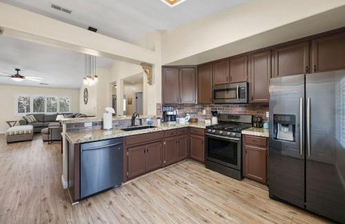 Greenacres House | Relaxing 4BR 2BA Sleeps 8 Family Friendly