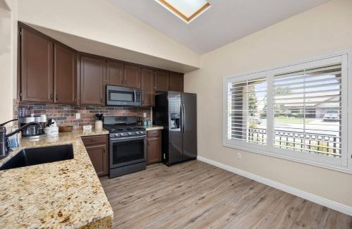 Greenacres House | Relaxing 4BR 2BA Sleeps 8 Family Friendly
