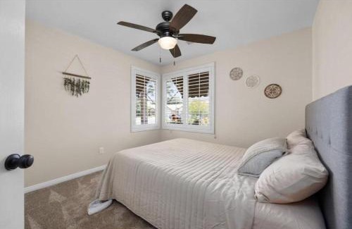 Greenacres House | Relaxing 4BR 2BA Sleeps 8 Family Friendly