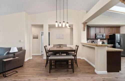 Greenacres House | Relaxing 4BR 2BA Sleeps 8 Family Friendly