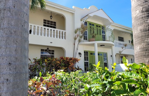 Atlantic Shores Apartment | Relaxing, Amazing beach, pool, Cheap cars, quiet area, surfers paradise 2