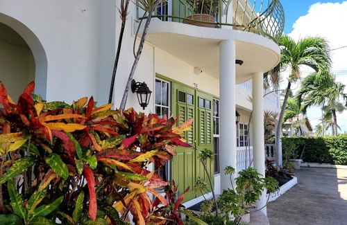 Atlantic Shores Apartment | Relaxing, Amazing beach, pool, Cheap cars, quiet area, surfers paradise 3