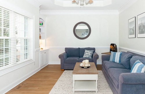 Wise House | Relaxing at the Charming Lakefront House