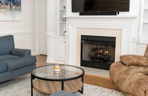 Wise House | Relaxing at the Charming Lakefront House